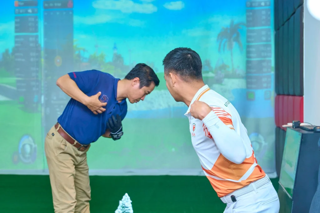 HLV EGA huong dan hoc vien ky thuat swing golf